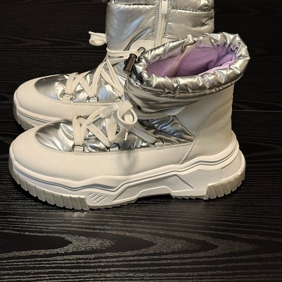 Metallic silver boots size 11 (women’s) - Picture 3 of 6